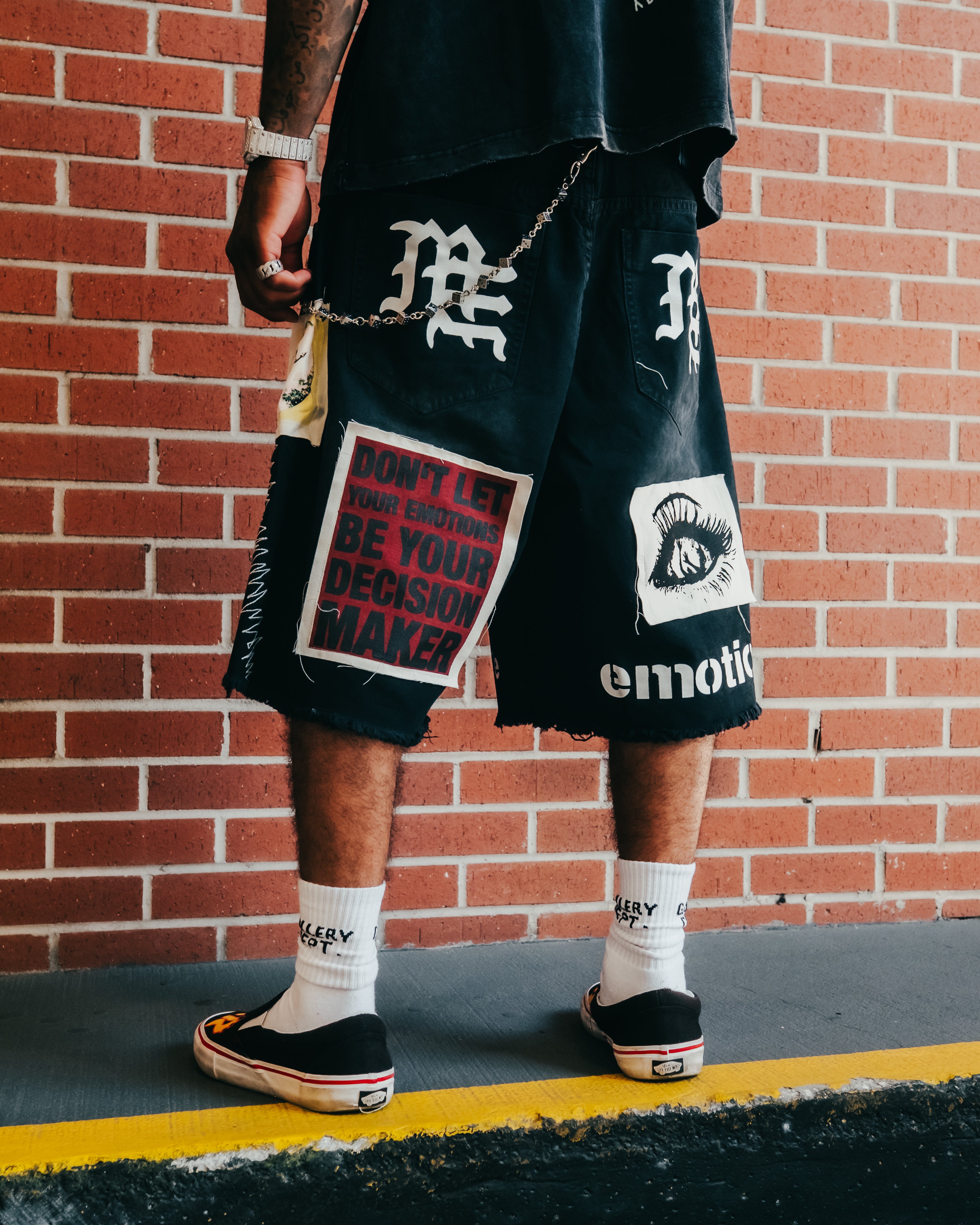 美品 doublet CHAOS EMBROIDERY COMFY SHORTS Black “Chaos” Carpenter Shorts – Mixed Emotion